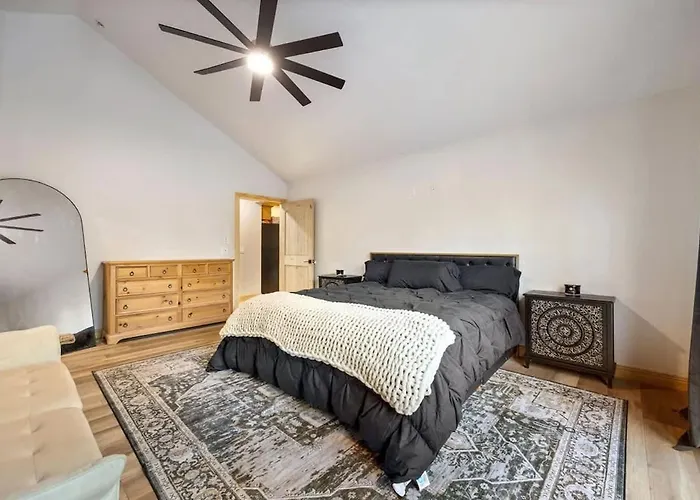 Stylish Fire Pit Hot Tub & Forest Views * Pinetop-Lakeside
