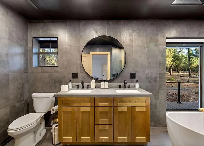 Stylish Fire Pit Hot Tub & Forest Views *
